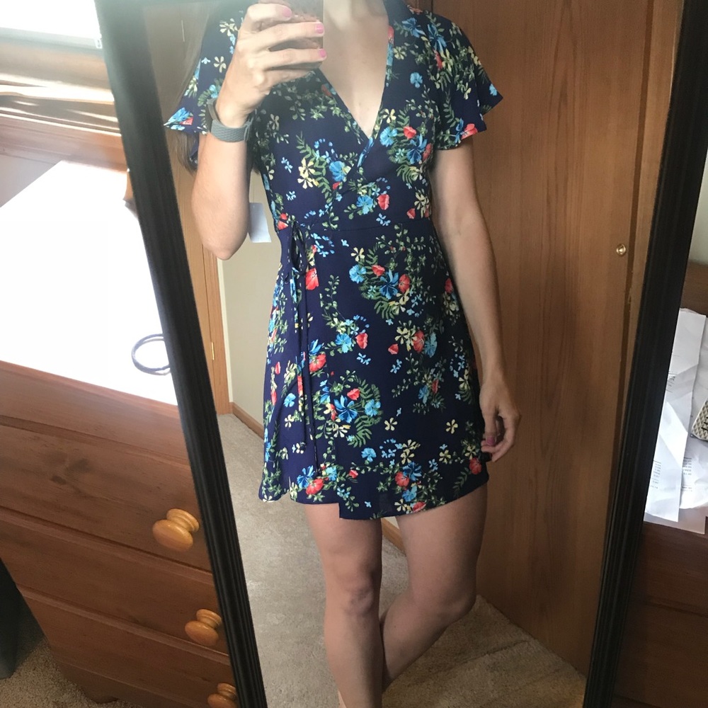 🛍️ NWT Charlotte Russe Flutter Sleeve Dress